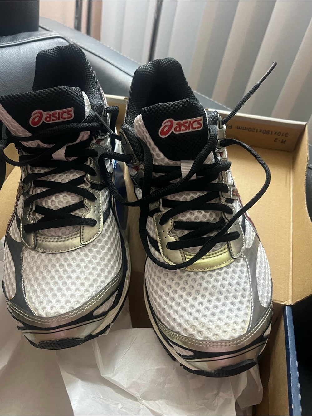 ASICS GEL CUMULUS 16 Men’s White and Black Athletic Running Shoes